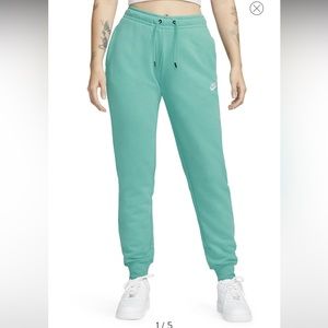 NIKE ESSENTIAL FLEECE JOGGER. WORN ONCE. SIZE SMALL